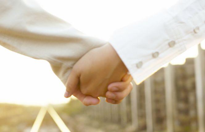 Cuplurile ar putea încheia pe viitor parteneriate civile. Care sunt prevederile parteneriatului civil