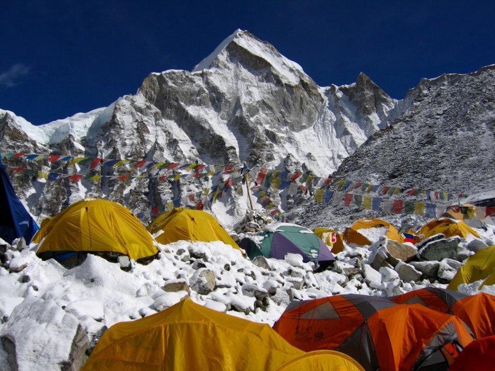Asociaţia Română pentru Alpinism: Tabăra de bază a alpiniştilor de pe Everest a fost sever afectată 