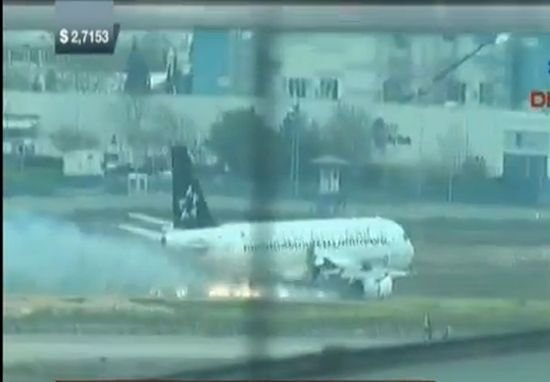 VIDEO! Aterizare de urgență la Istanbul, după ce unul din motoare a luat foc 