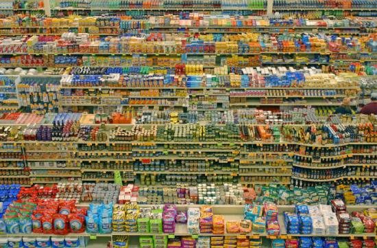 Problema scumpirii alimentelor, discutată în Parlament. Retailerii spun că nu au mărit preţul, dar nu exclud această posibilitate