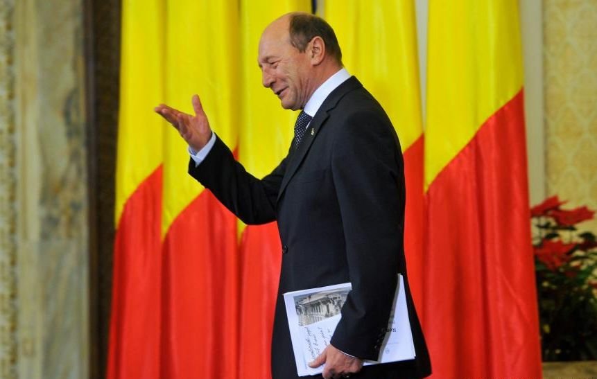 Sinteza zilei: Traian Băsescu, demis &quot;pentru escrocherii&quot; şi suspendat din Inspectoratul Navigaţiei Civile. Cum îl descriau subordonaţii