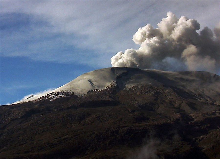 Stare de ALERTĂ în Columbia. Vulcanul responsabil de cea mai mare catastrofă naturală din istoria ţării dă semne de &quot;trezire&quot;