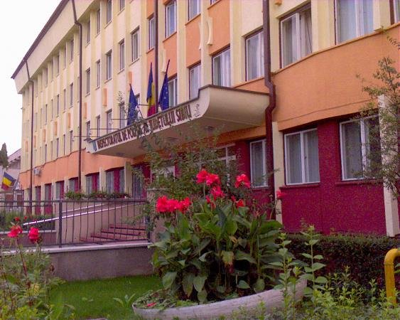 Un tânăr a atacat cu sticle incendiare sediul IPJ din Sibiu