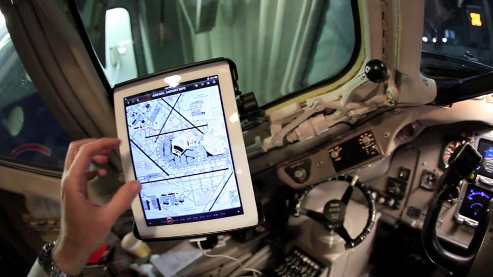 Avioanele celei mai mari companii aeriene din lume, ŢINUTE LA SOL din cauza unor iPad-uri
