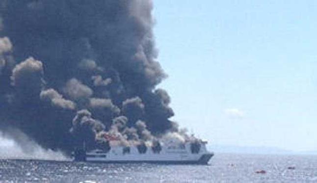 MAE: Cei 6 români care se aflau pe nava la bordul căreia a izbucnit un incendiu au fost salvaţi. În ce stare se află acum