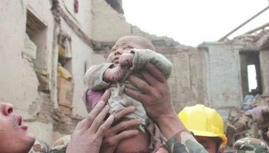 MINUNILE din Nepal. Imaginile cu un bebeluş scos în viaţă de sub dărâmături au făcut înconjurul lumii