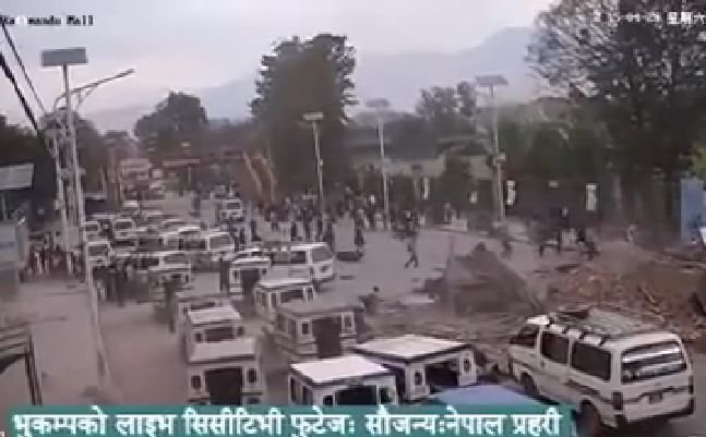IMAGINI terifiante cu seismul din Nepal. Vezi cum se clatină pământul sub picioarele oamenilor surprinşi în stradă
