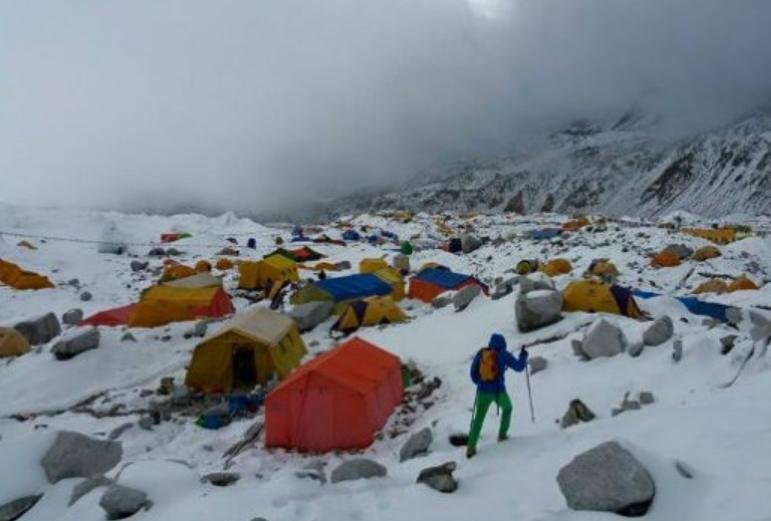 MAE: Ultimul alpinist român rămas în tabăra de pe Everest a fost evacuat cu un elicopter