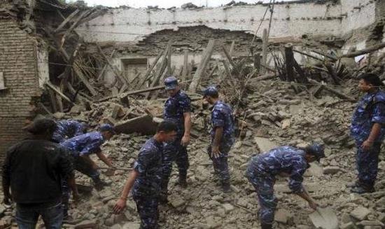 Un adolescent din Nepal a fost găsit în viaţă la 5 zile de la cutremur