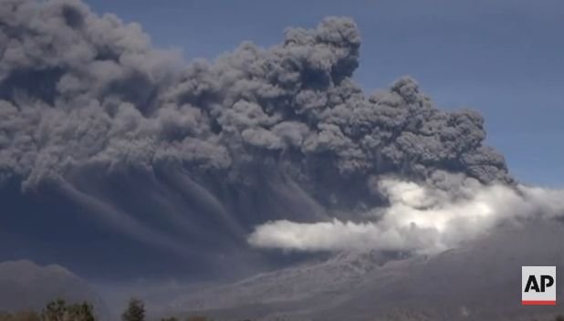 Vulcanul Calbuco a erupt pentru a treia oară. Autorităţile din Chile sunt în ALERTĂ ROŞIE