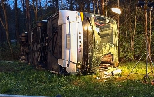 Autocar românesc, răsturnat pe o şosea din Germania