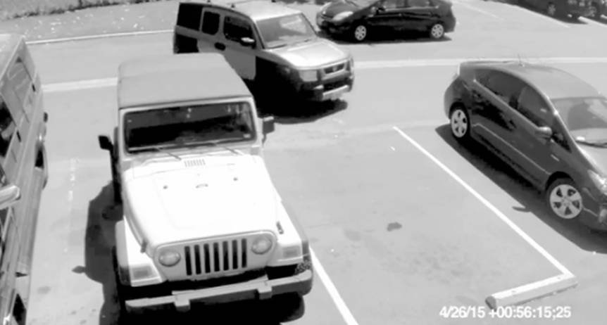 Ce face o bătrânică atunci când îi este &quot;furat&quot; locul de parcare (VIDEO)
