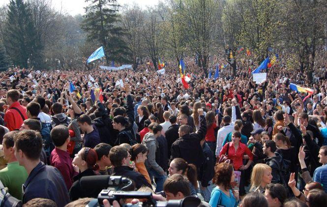 Proteste de amploare la Chişinău. 20.000 de oameni au cerut demisia guvernanţilor