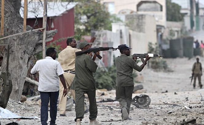Islamiştii Al-Shabaab au atacat o secţie de poliţie din Somalia