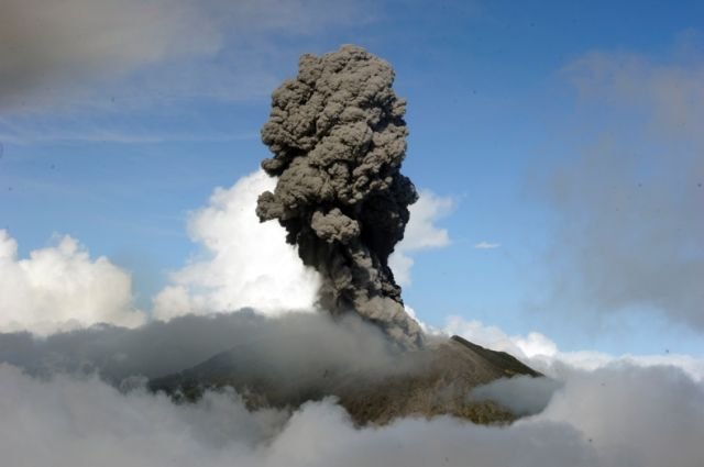 VIDEO! O nouă erupție vulcanică în Costa Rica. Cenușa a fost ARUNCATĂ până în capitală 