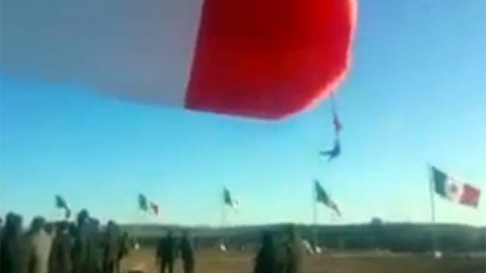 Incident tragi-comic! Un soldat mexican a fost luat PE ARIPILE VÂNTULUI (VIDEO)