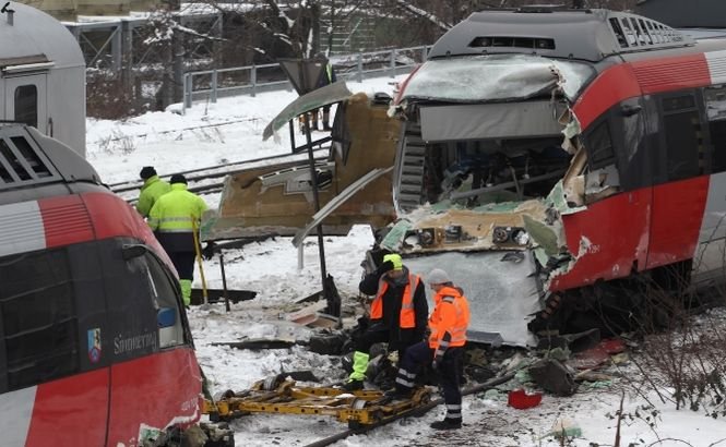 Mai multe persoane au fost rănite grav după ce două trenuri de pasageri s-au ciocnit în Austria 