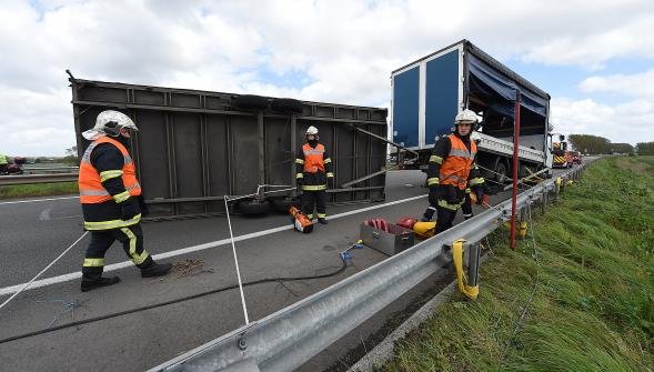 Un camion înmatriculat în România a blocat o autostradă din Franţa