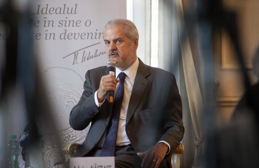 Adrian Năstase critică Parlamentul pentru lipsa juriştilor de profesie