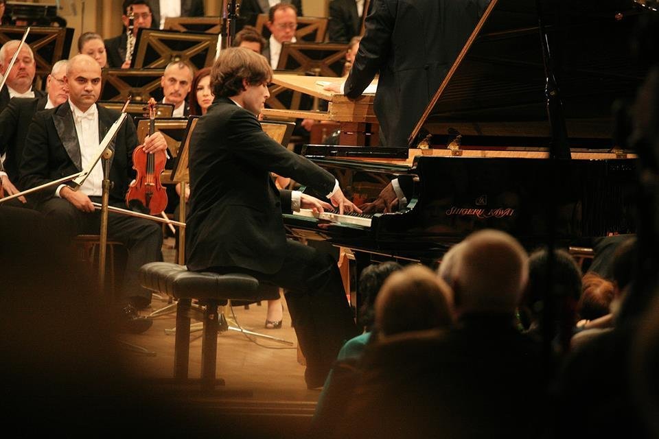 „Un adevărat pictor al pianului”, Ilya Rashkovskiy, laureat al Concursului Enescu 2014, urcă pe scena Ateneului Român pentru un recital extraordinar