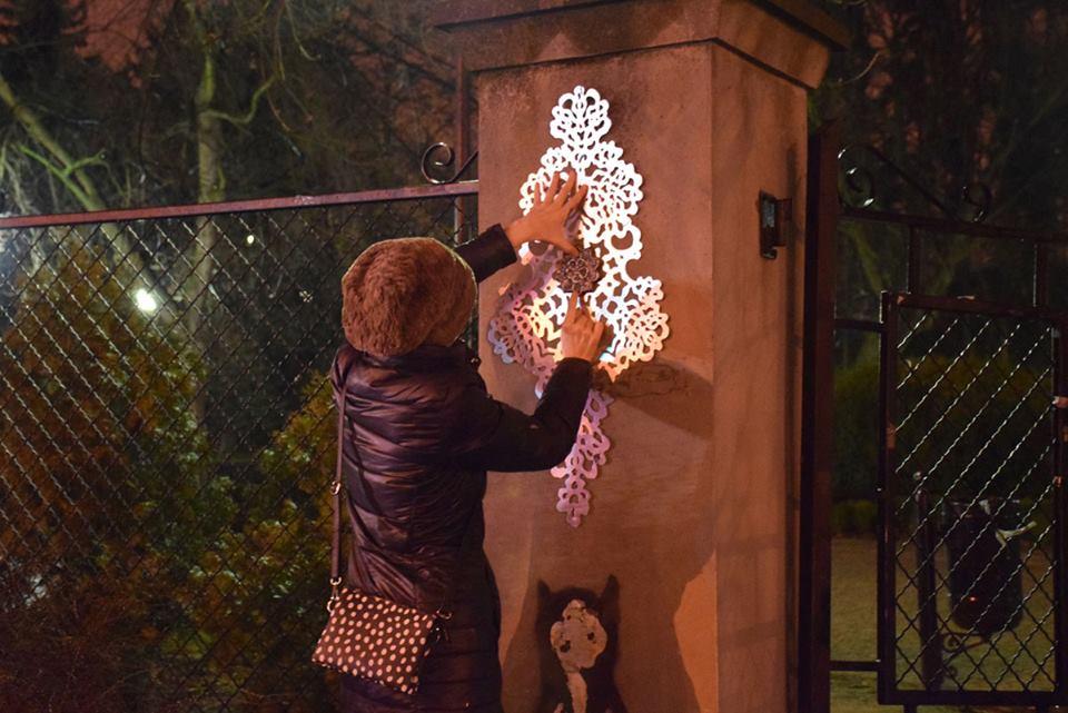 GALERIE FOTO - Un altfel de graffiti. Artista care îmbracă în dantelă jungla urbană  306396