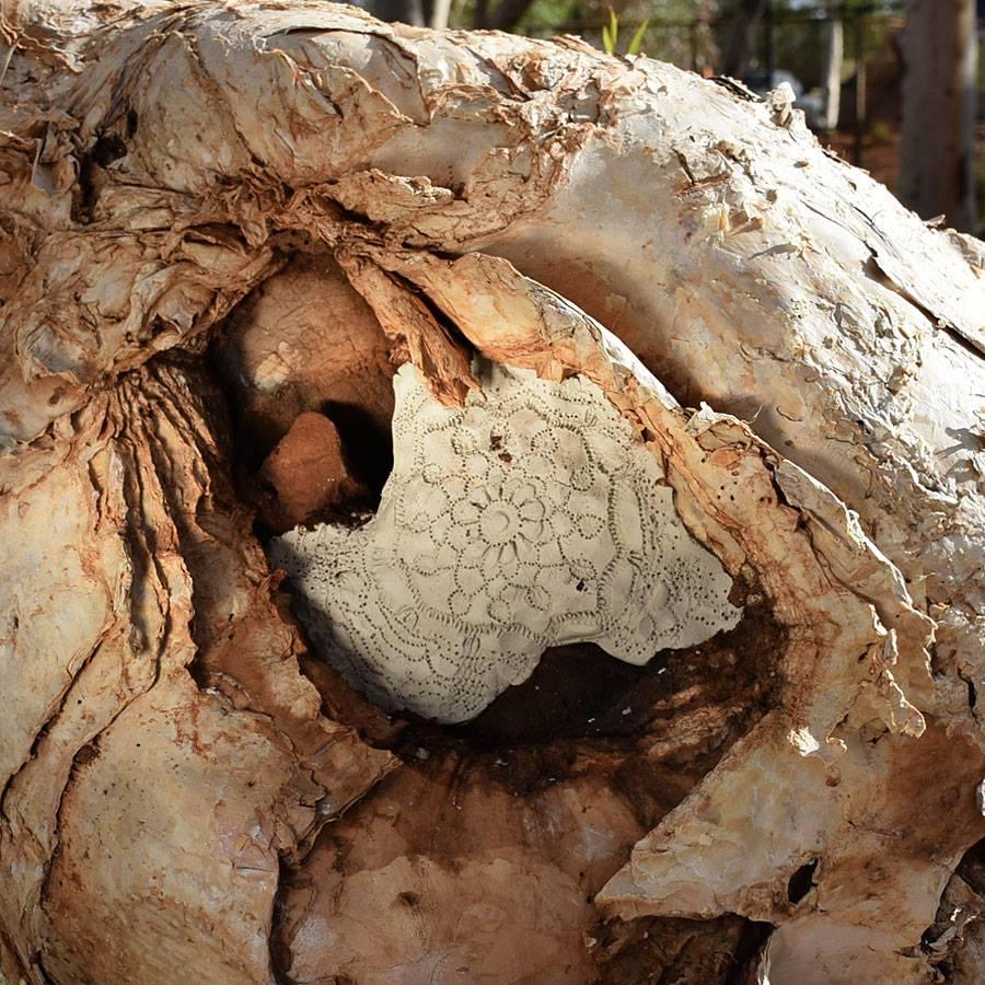 GALERIE FOTO - Un altfel de graffiti. Artista care îmbracă în dantelă jungla urbană  306397