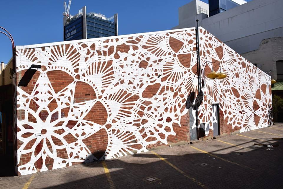 GALERIE FOTO - Un altfel de graffiti. Artista care îmbracă în dantelă jungla urbană  306398