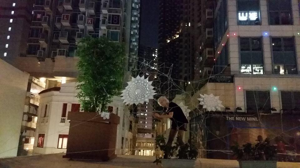 GALERIE FOTO - Un altfel de graffiti. Artista care îmbracă în dantelă jungla urbană  306399