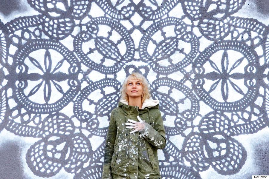 GALERIE FOTO - Un altfel de graffiti. Artista care îmbracă în dantelă jungla urbană  306402