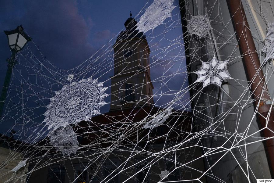 GALERIE FOTO - Un altfel de graffiti. Artista care îmbracă în dantelă jungla urbană  306403