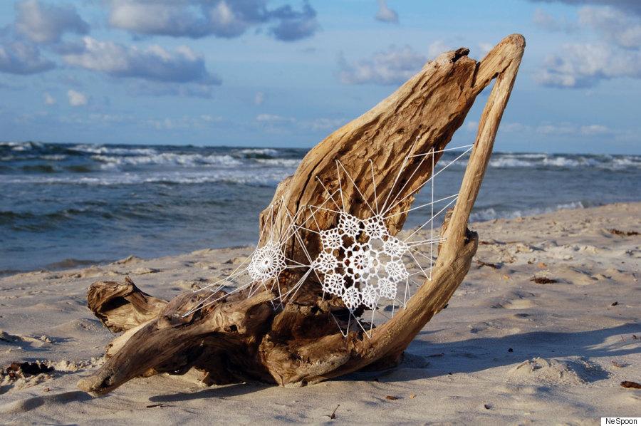 GALERIE FOTO - Un altfel de graffiti. Artista care îmbracă în dantelă jungla urbană  306404