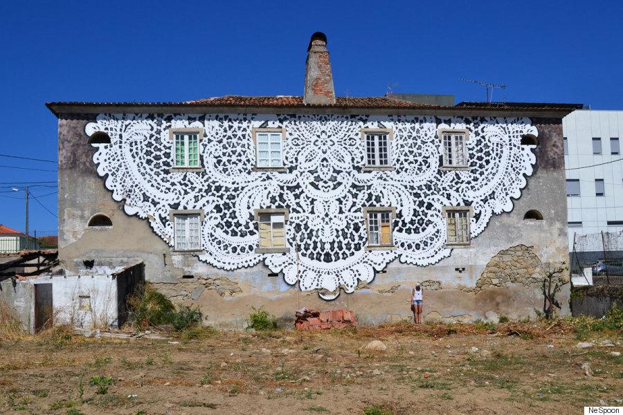 GALERIE FOTO - Un altfel de graffiti. Artista care îmbracă în dantelă jungla urbană  306406