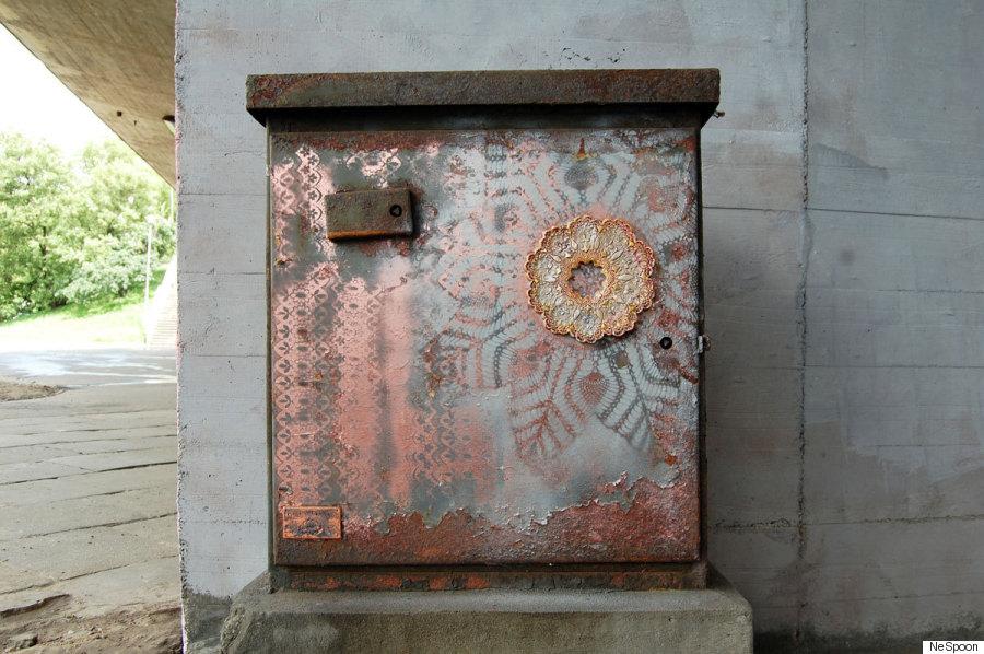 GALERIE FOTO - Un altfel de graffiti. Artista care îmbracă în dantelă jungla urbană  306410