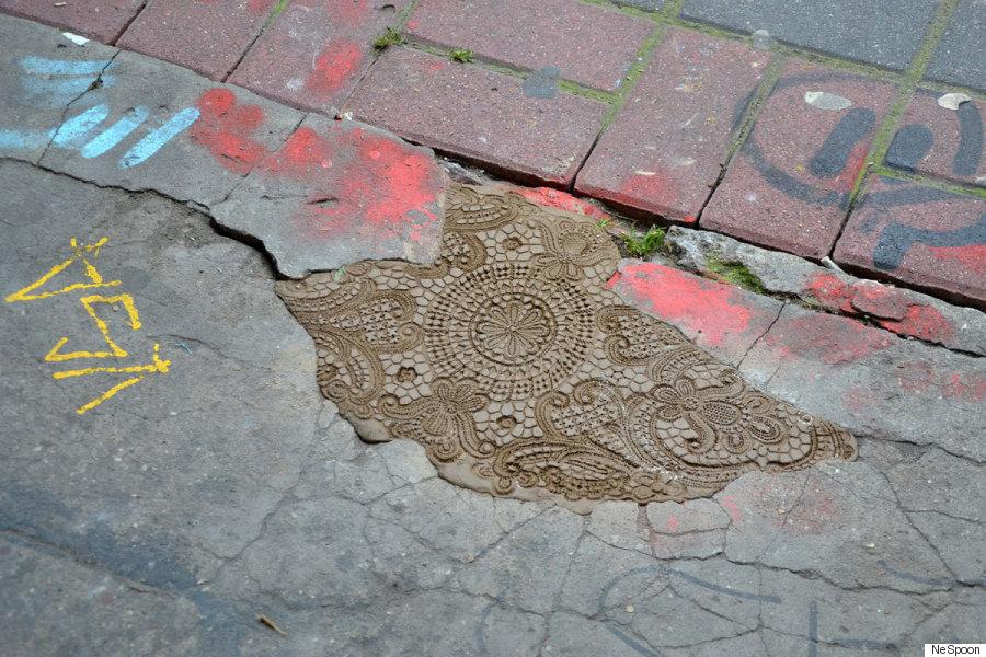 GALERIE FOTO - Un altfel de graffiti. Artista care îmbracă în dantelă jungla urbană  306411