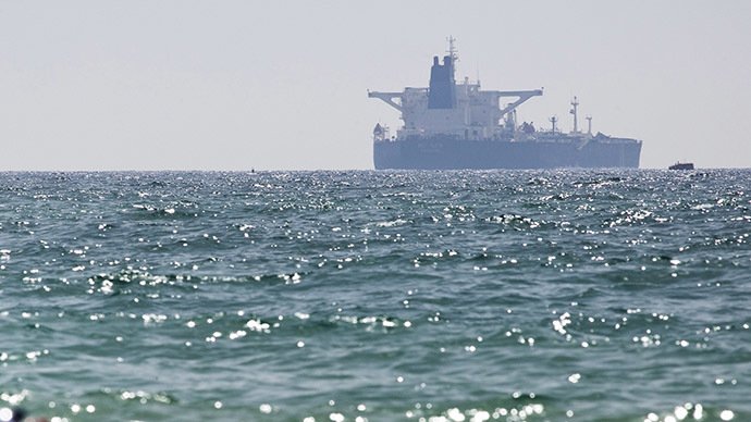 O navă de transport turcească a fost atacată cu mortiere pe coasta Libiei. Un ofiţer a fost ucis şi alţi membri ai echipajului au fost răniţi