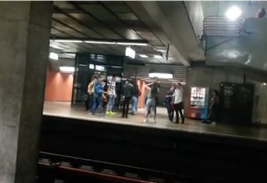 Bătaie între două eleve la staţia de metrou Basarab