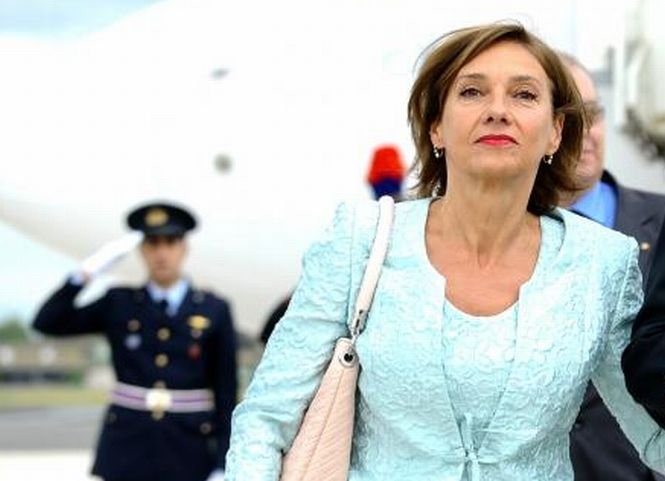 Carmen Iohannis dă în judecată instituţiile statului pentru a-şi recupera banii din salariu tăiaţi de Guvernul Boc