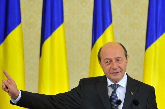 Subiectiv: De frica dosarelor, Băsescu atacă SRI