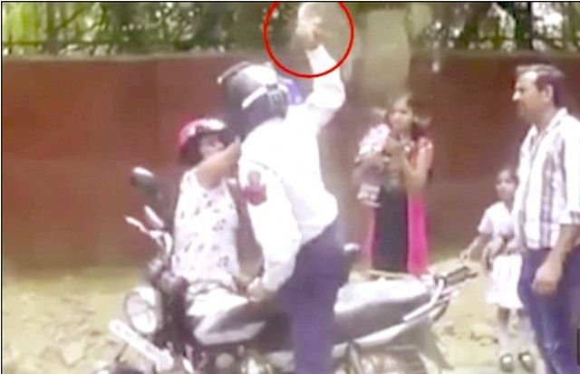 Un poliţist loveşte o femeie cu o CĂRĂMIDĂ în CAP! Motivul este HALUCINANT