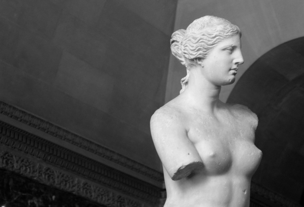 Ce ţinea în mâini celebra statuie fără braţe Venus din Milo