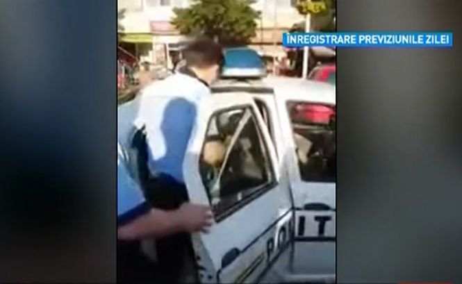 Doi poliţişti, filmaţi în timp ce au bruscat două fete minore