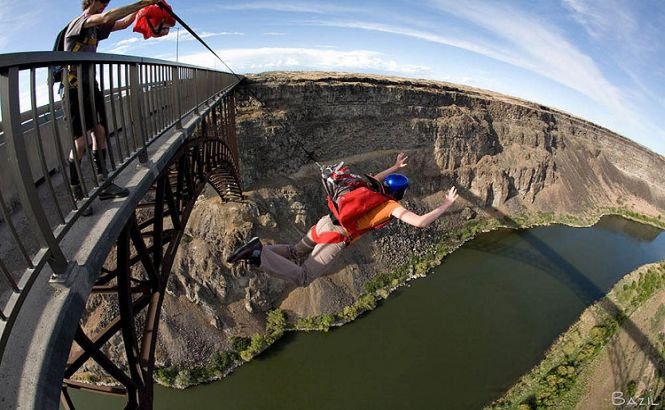 O paraşutistă a rămas agăţată de un pod, la 150 de m deasupra unui râu din SUA (VIDEO)