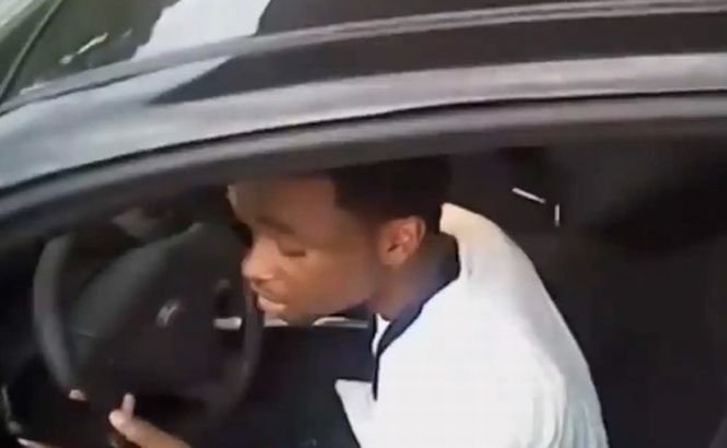 Un poliţist a scăpat cu câteva zgârieturi, după ce a fost târât de maşina unui suspect de furt (VIDEO)