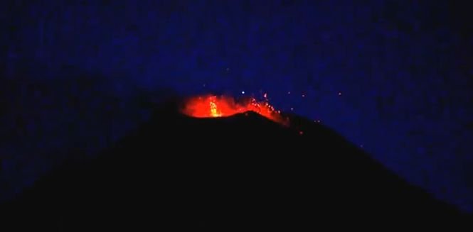 Vulcanul Etna a erupt din nou. &quot;Monstrul&quot; din Italia a aruncat râuri de lavă