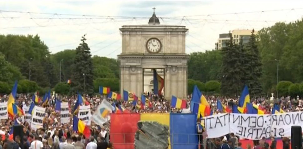 Marş unionist la Chişinău. Mii de oameni au cerut unirea Republicii Moldova cu România