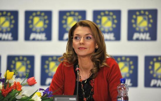 Alina Gorghiu, atac la Ponta pe Facebook: premierul continuă &quot;spectacolul de jelire națională&quot; a lui Dragnea