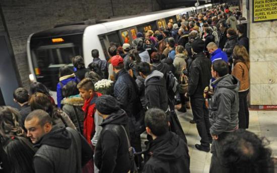 Bărbatul înjunghiat la metrou a murit