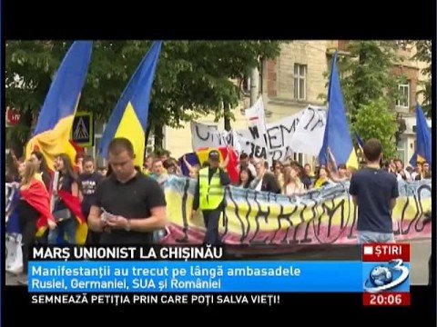 Unionist march in Chisinau. Thousands of people demanded the unification of Moldova with Romania