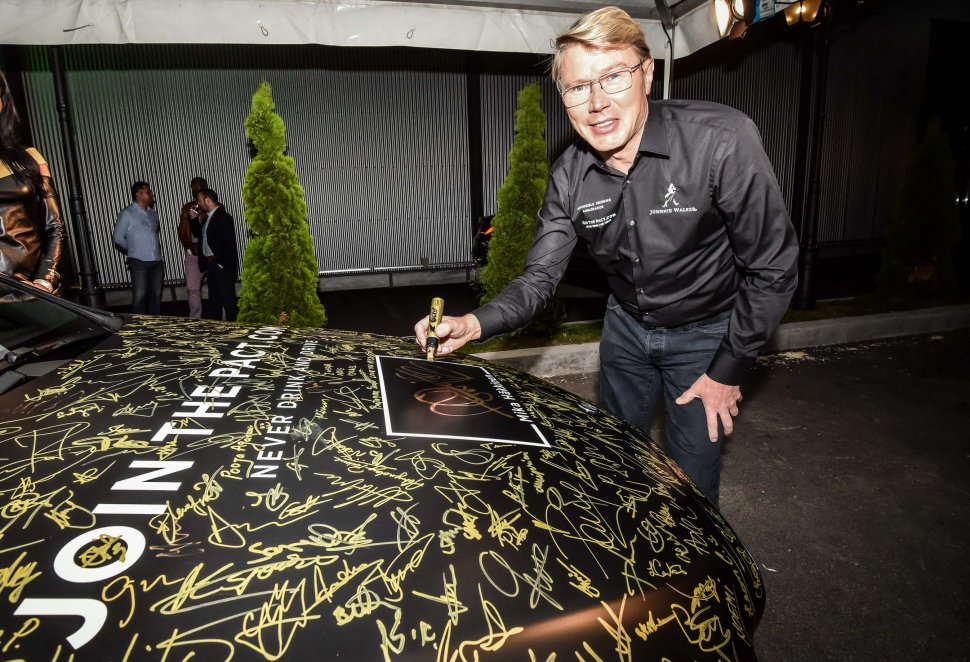 „Cea mai puternică semnătură din lume”, pilotaj de precizie şi o cursă în siguranţă spre casă oferită Alexandrei Stan de catre Mika Häkkinen în cadrul celei de-a treia ediţii consecutive Join The Pact în Romania