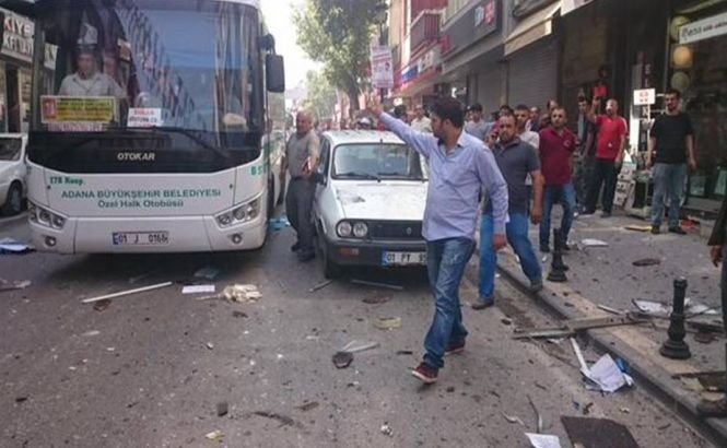 Explozii simultane la sediile unui partid pro-kurd din Turcia. Cel puţin 6 oameni au fost răniţi